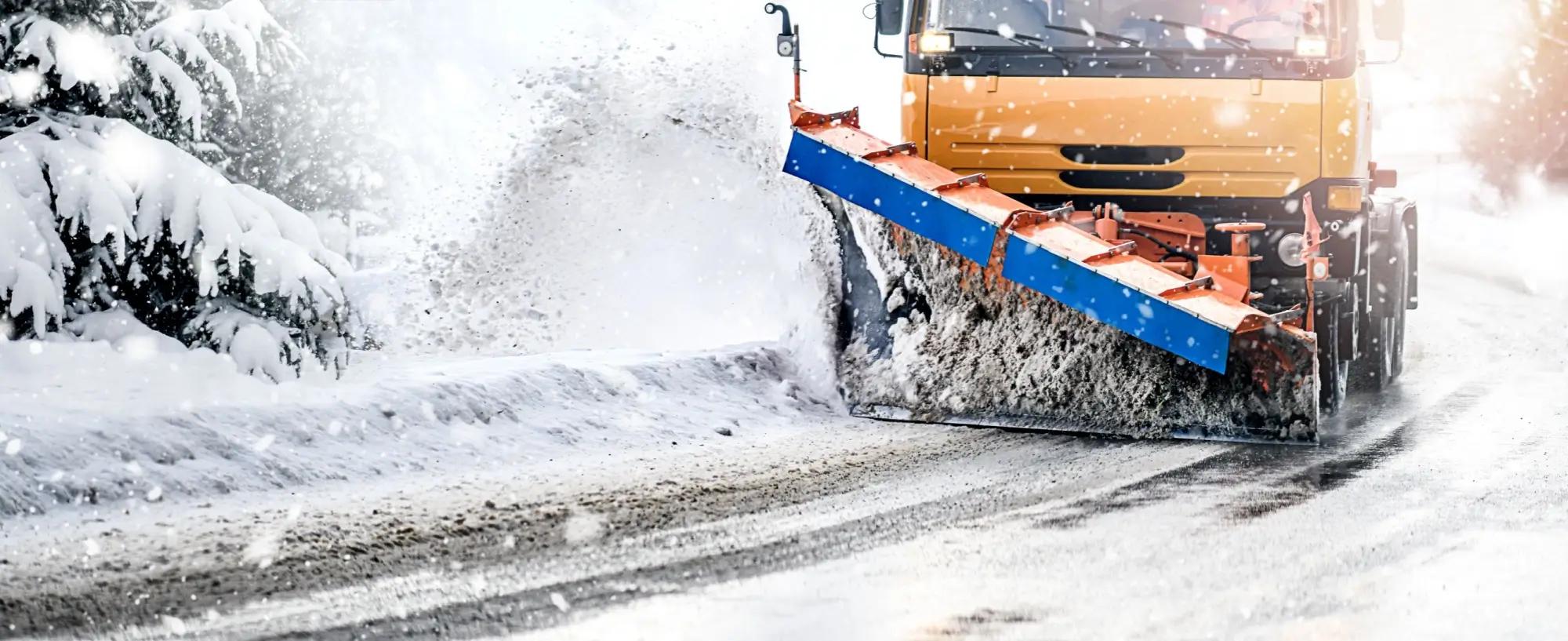 Sněhový pluh na silnici