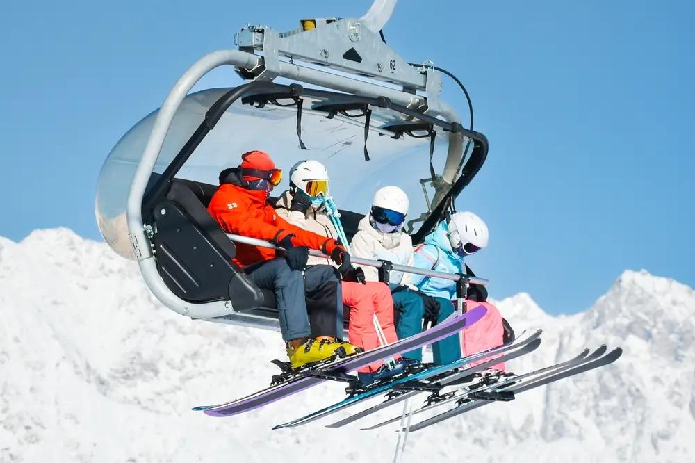 Užijte si radovánky na horách, dokud to jde, burcují vědci.