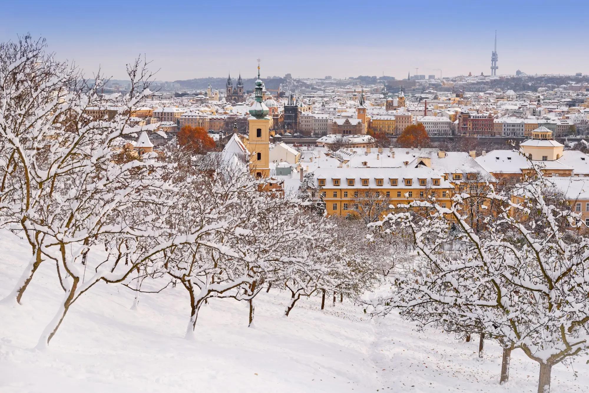 Pohled na zasněženou Prahu