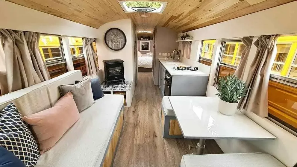 Mladí lidé si vybudovali luxusní bydlení v autobusu.