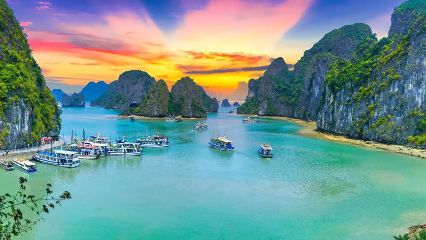 Zátoka Halong ve Vietnamu