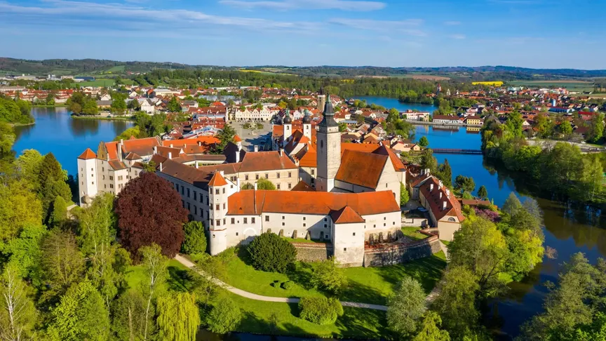Pohled na zámek Telč z dronu.
