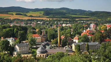 Panoramatický pohled na město Kudowa-Zdroj a jeho blízké okolí