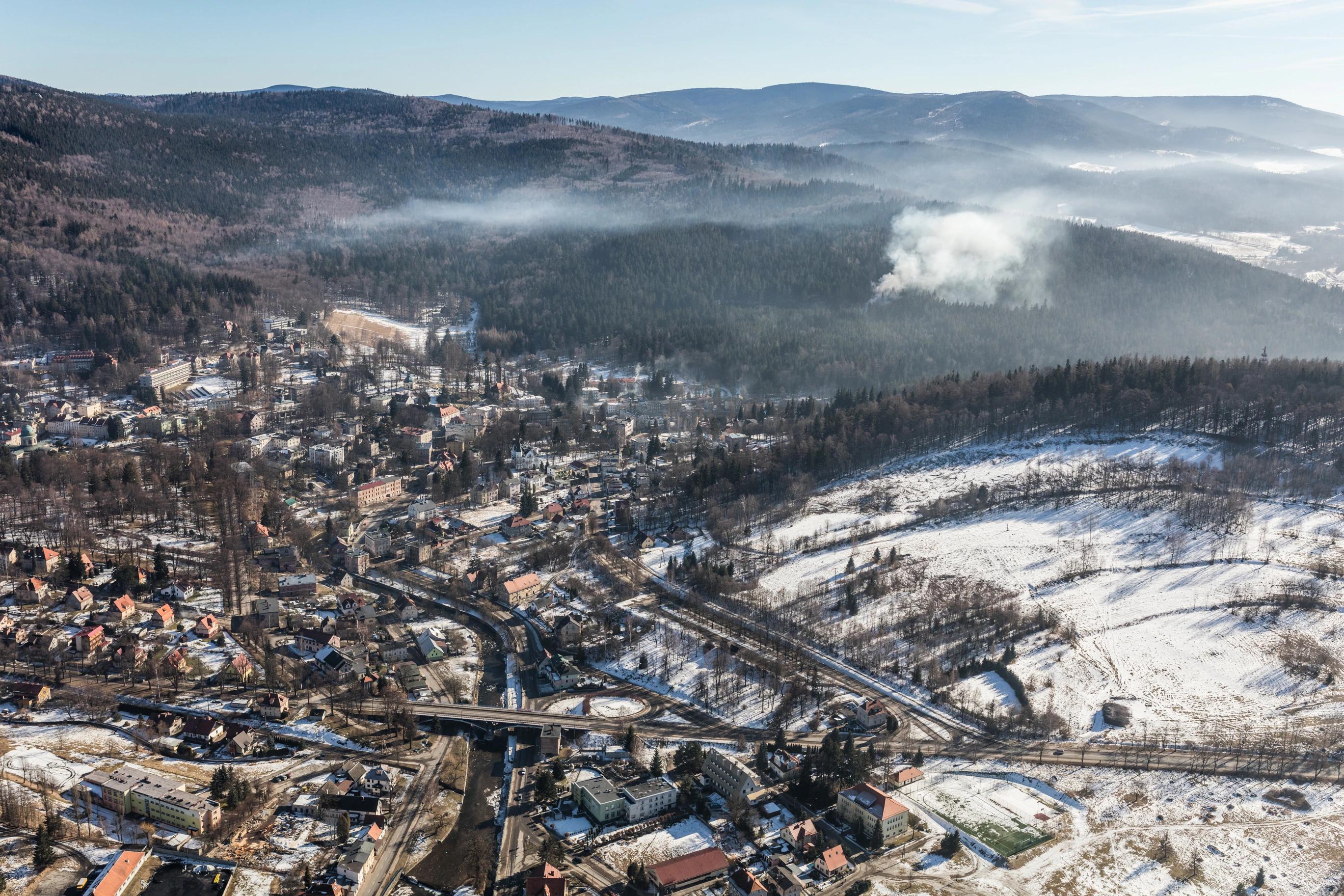 Panoramatický pohled na město Kudowa-Zdroj a jeho blízké okolí, Polsko