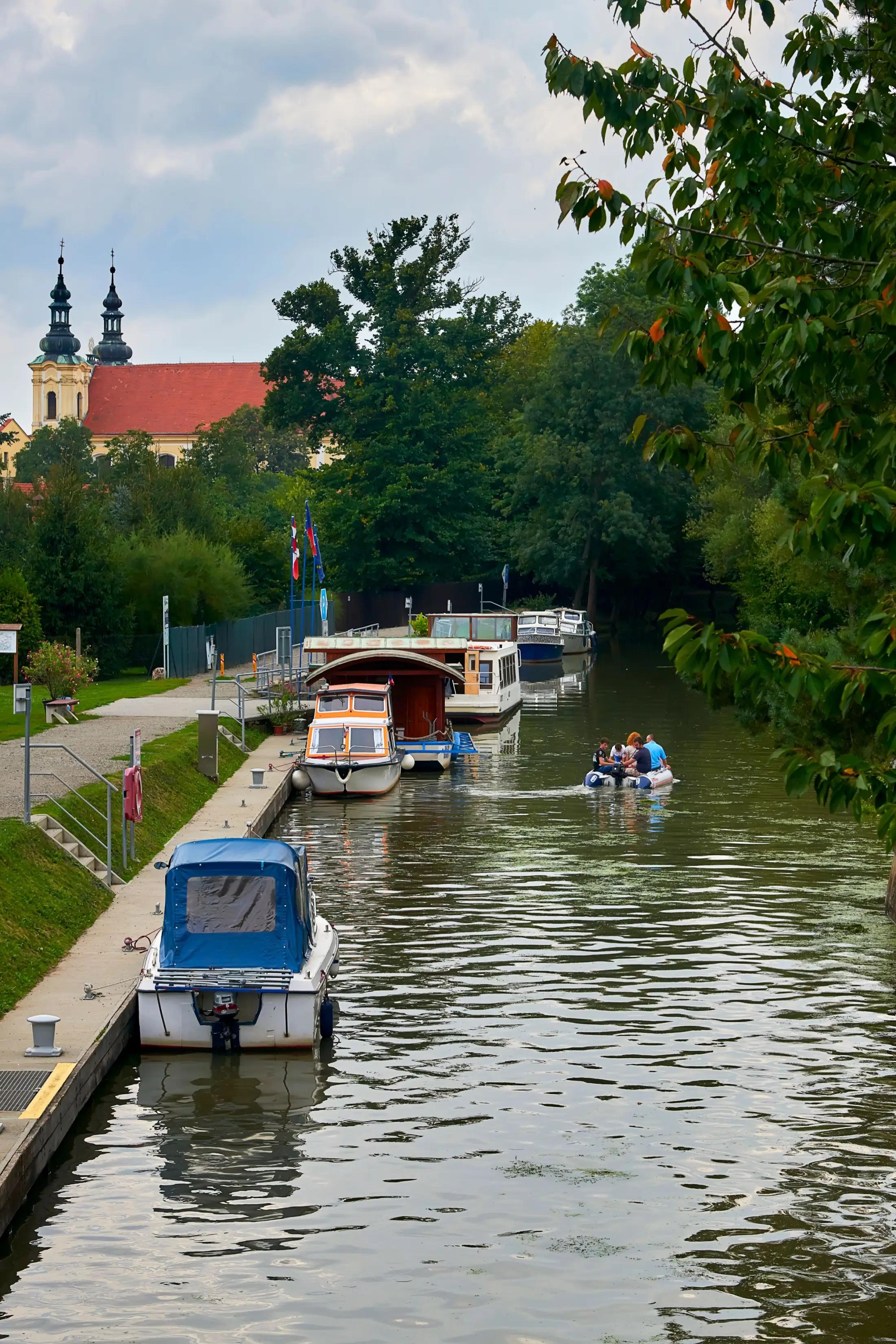 Obrázek ukazuje Baťův kanál s parníky, které kotví u břehu.