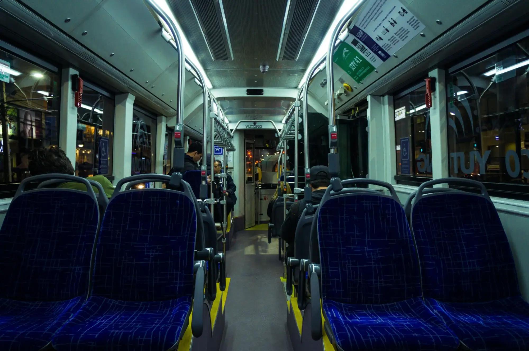 Interiér elektrického autobusu