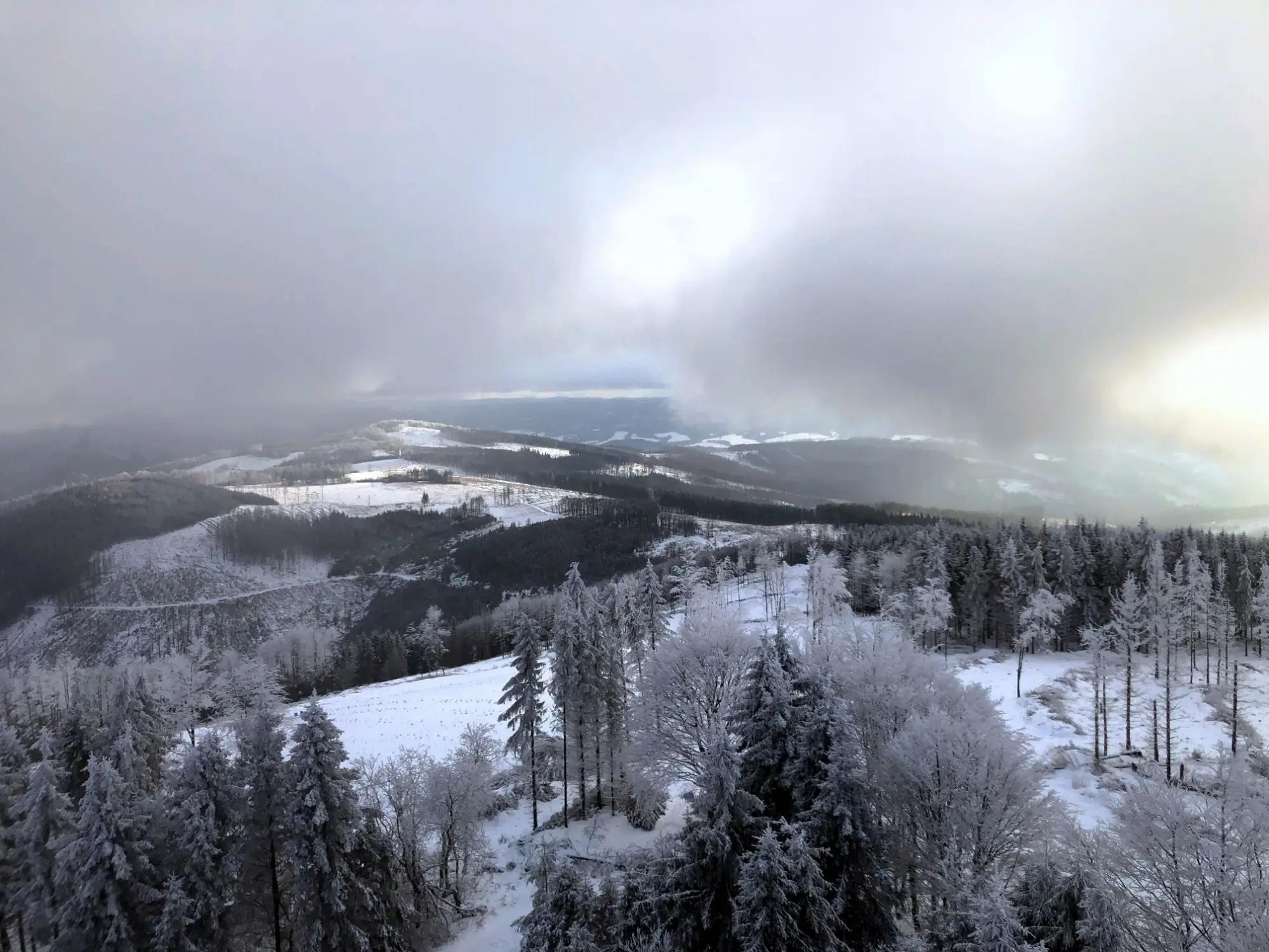 Výhled na zimní krajinu z Velkého Javorníku v Beskydech