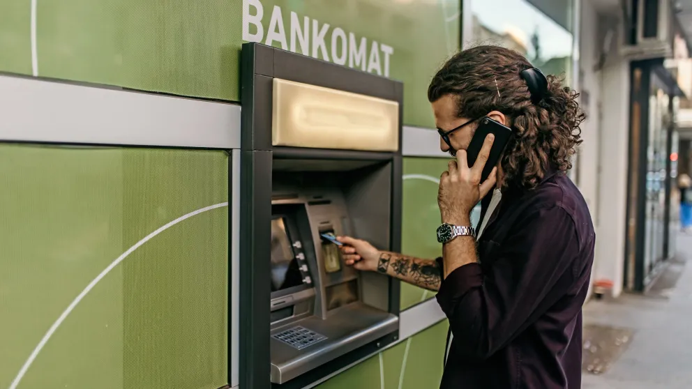 Podvodníci mají nový trik: Pokud uvidíte na bankomatu tuto hlášku, okamžitě odejděte