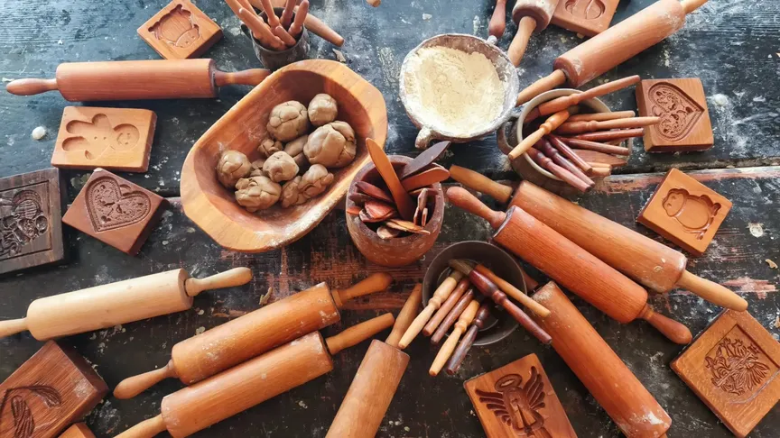 ingredience na pečení a dřevěné formy