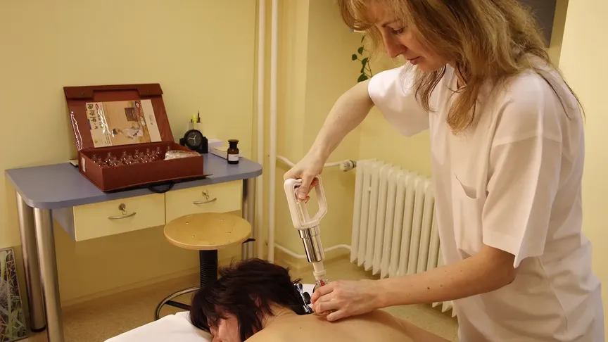 Žena v lázních si dopřává proceduru