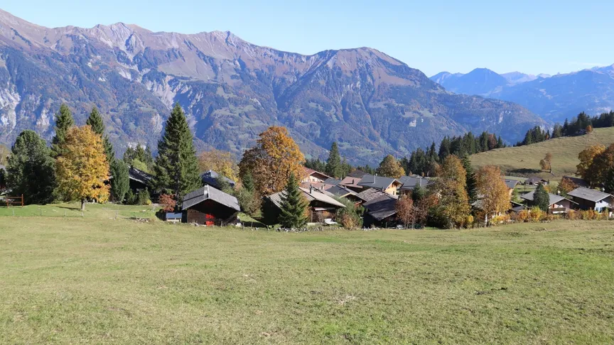 Pohled na vesnici nad kterou se tyčí hory