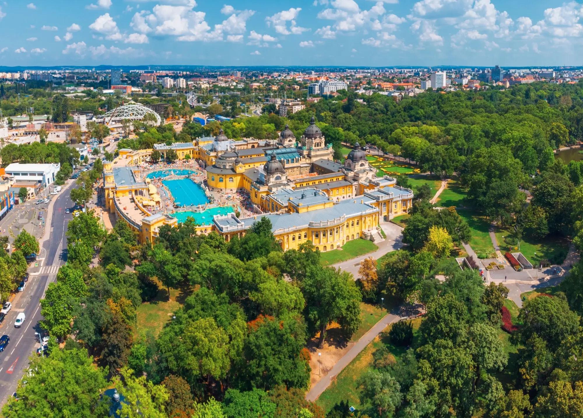 Letecký pohled na lázně Széchényi v Maďarsku