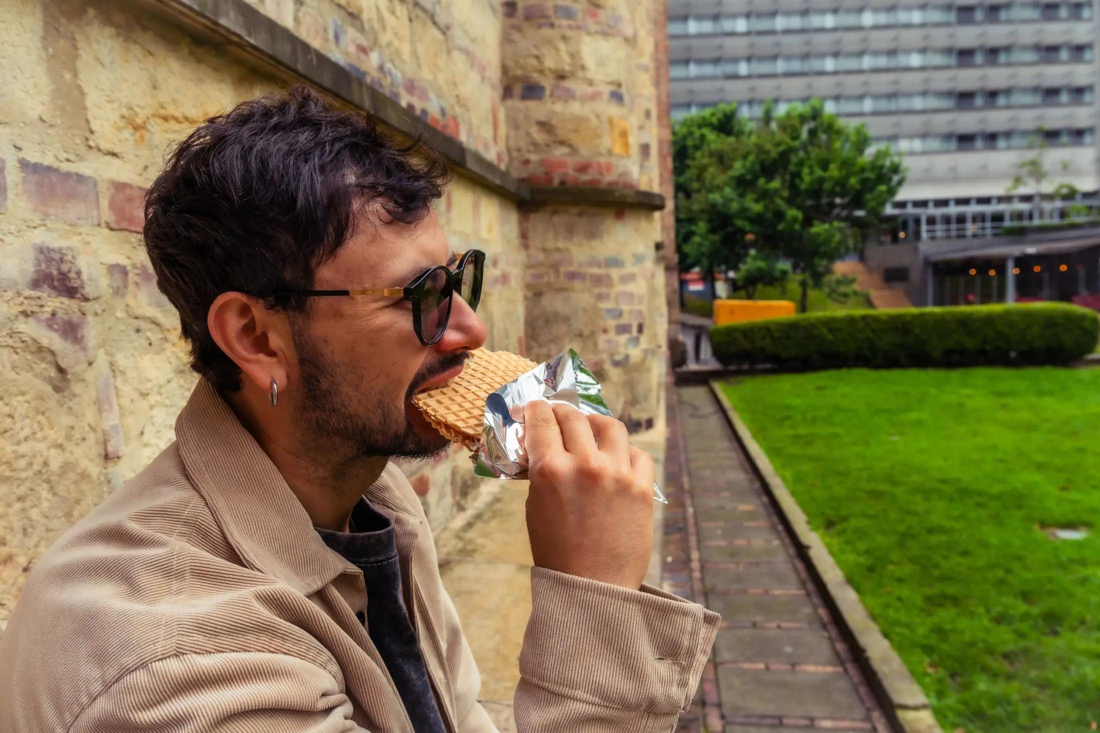 Hispánec se opírá o zeď a jí obleas.