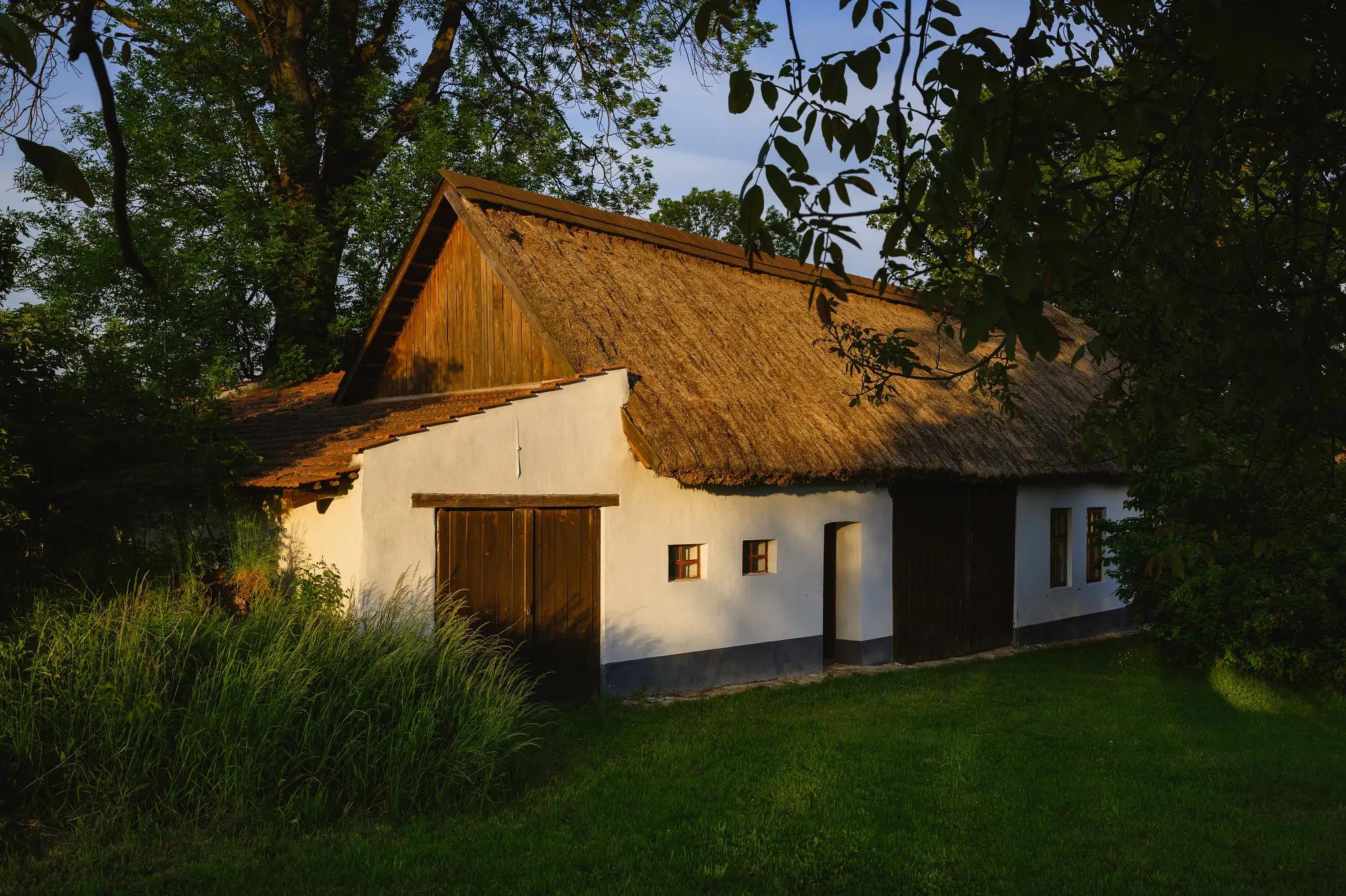 Chaloupka z Rymic v západu slunce