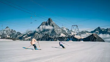 lyžaři lna sjezdovce