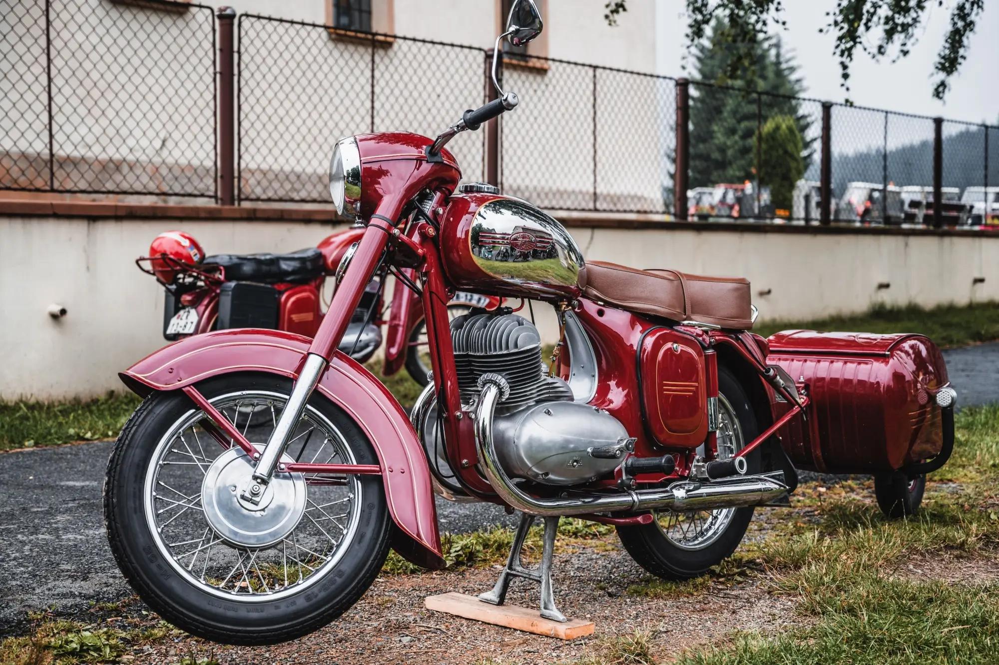 To je ona, dědova legendární vymazlená Jawa.