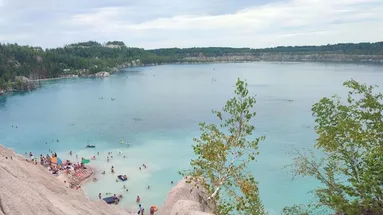 České koupaliště, které připomíná dovolenou u moře.