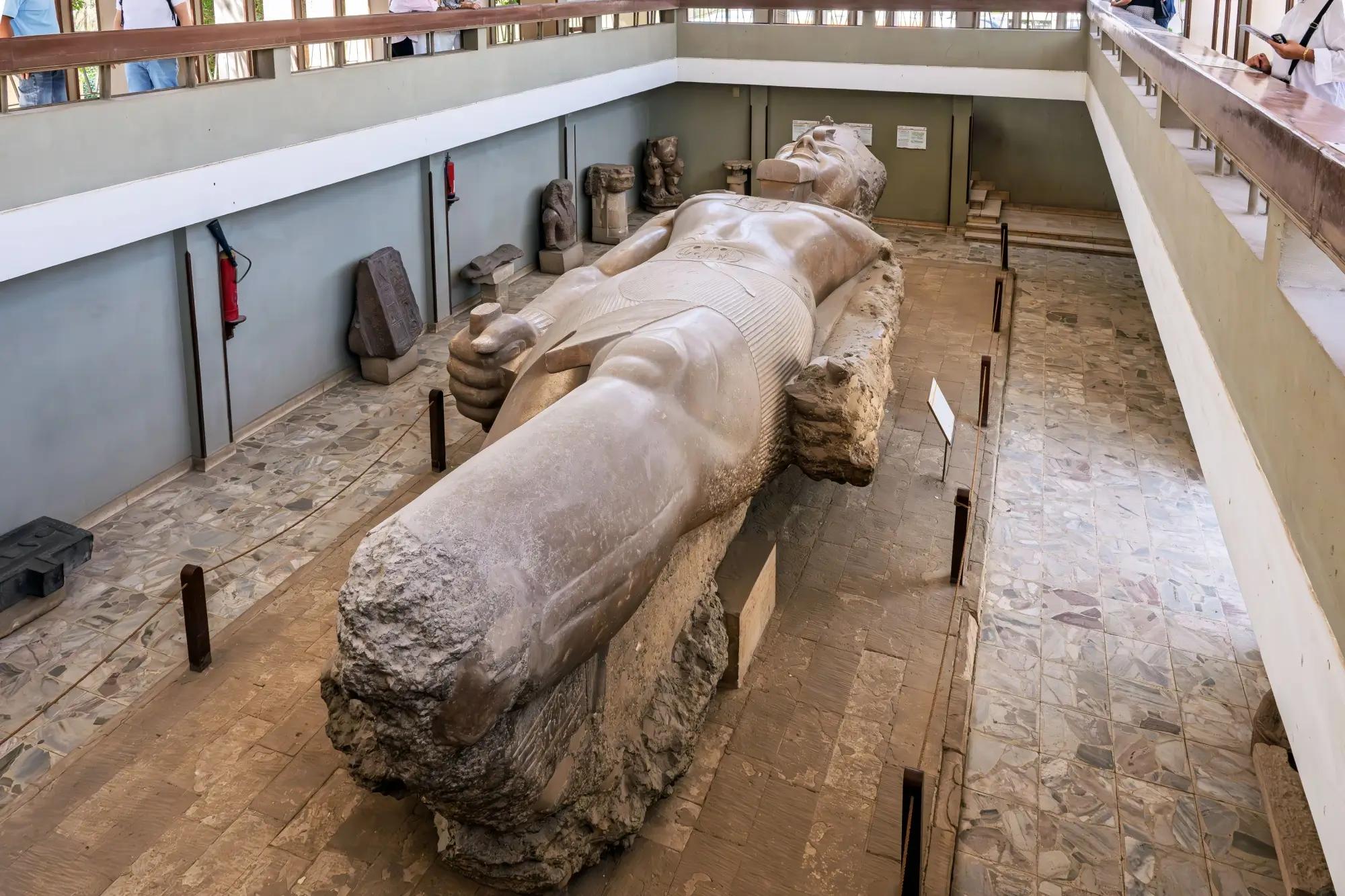 Kolosální socha Ramesse II. v muzeu 