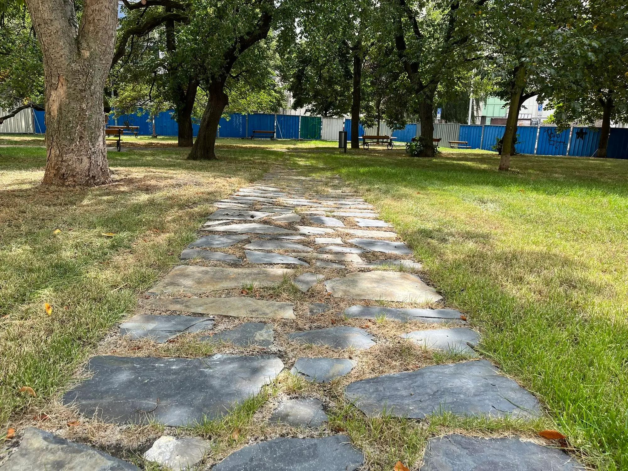 chodník na Nedvědově náměstí