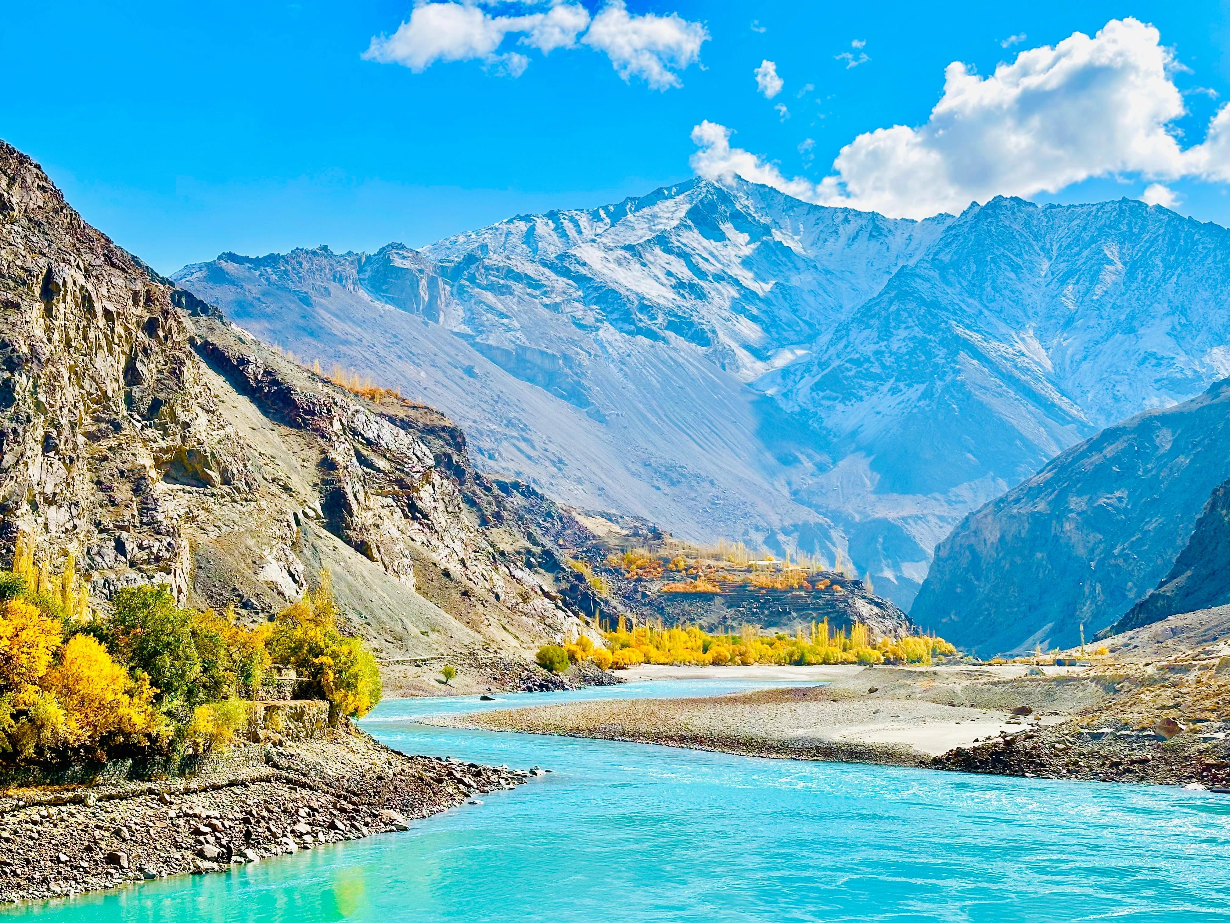 Pohled na horami obklopenou řeku Indus v pákistánském údolí Shigar.