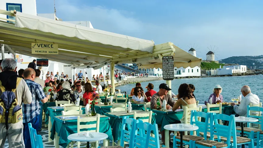 Účet, z něhož mrazí: Turisty v Řecku šokují ceny, trojchodové menu za tisíce euro