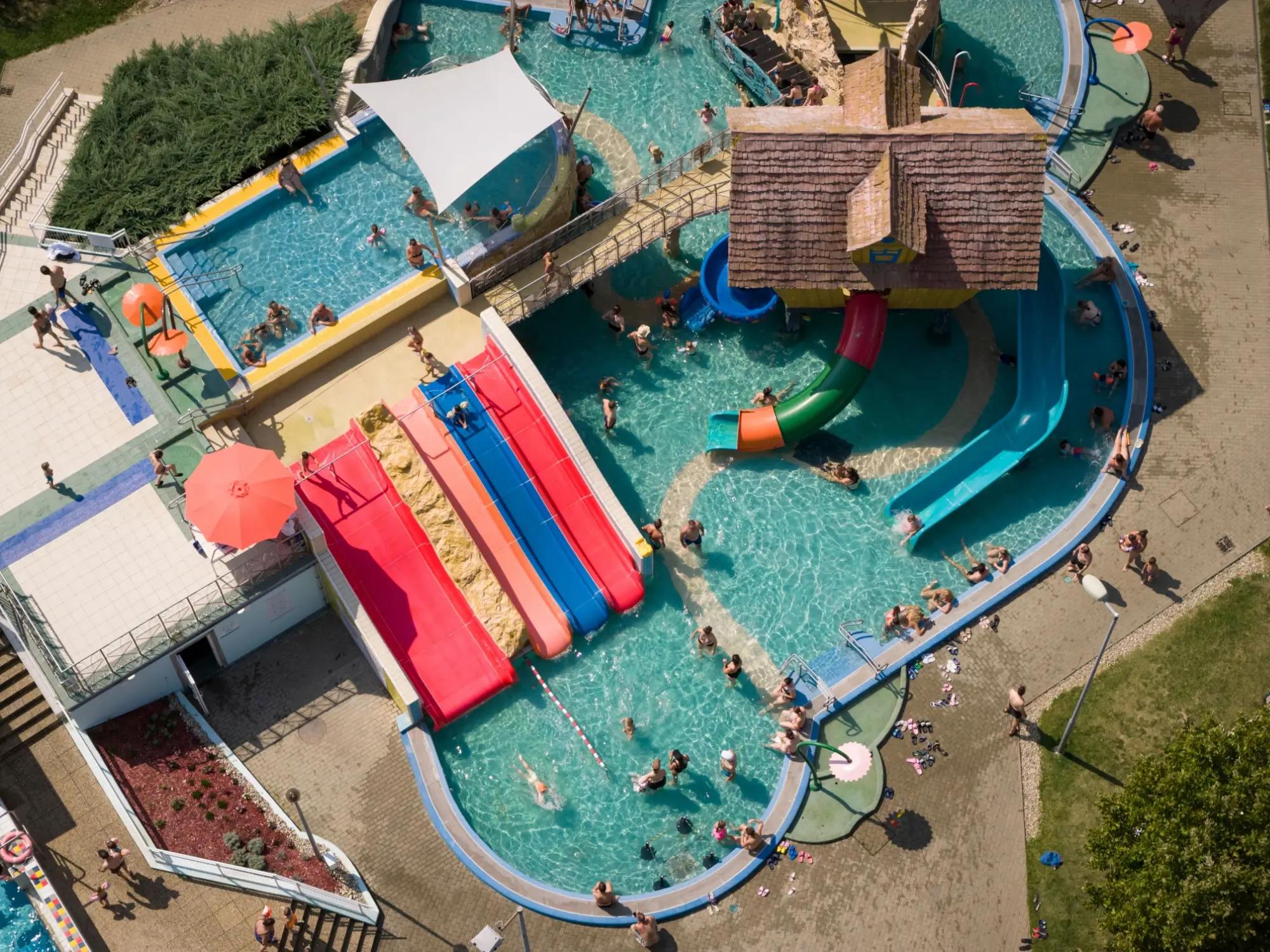 bazén se spoustou atrakcí