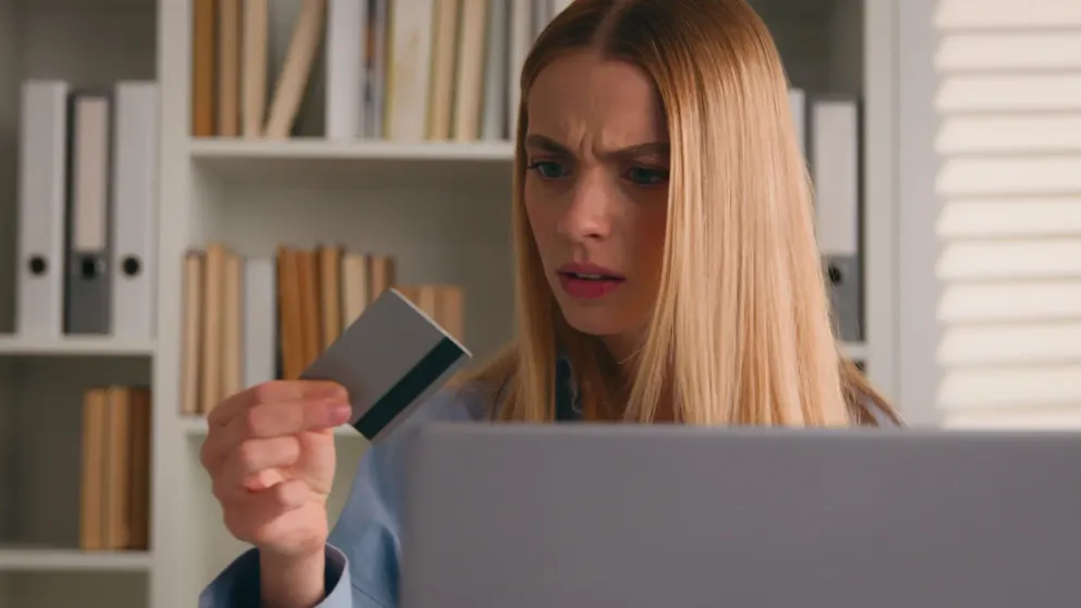 Žena kontroluje internetové bankovnictví 