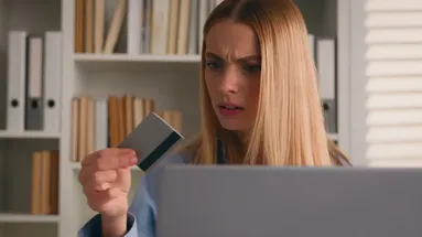 Žena kontroluje internetové bankovnictví