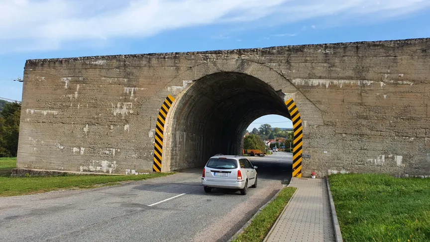 Stačí ale dojít k místu, které se v mapě jmenuje Za Humny, a všechno se změní.