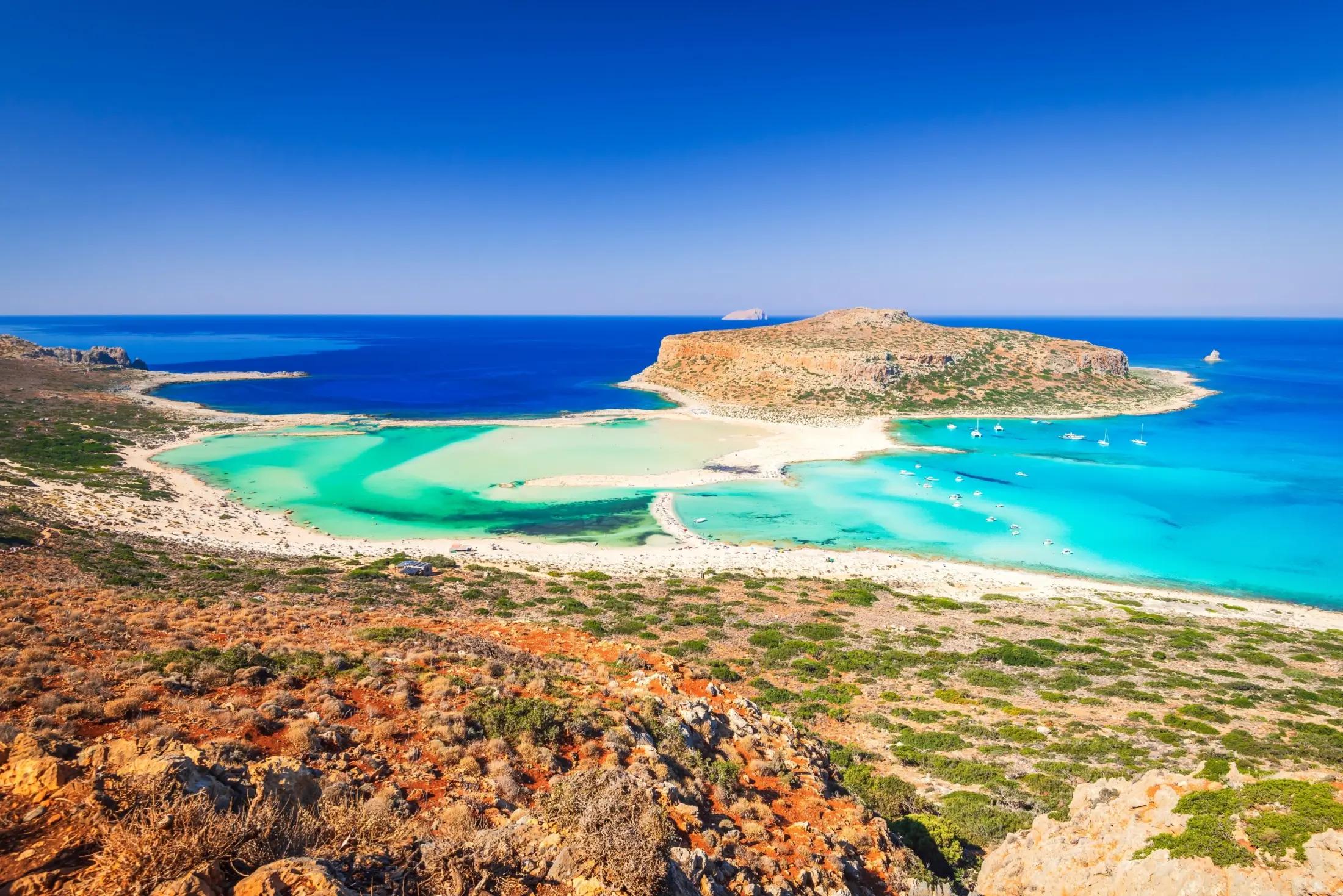 Letecký pohled na krajinu ostrova Kréta.