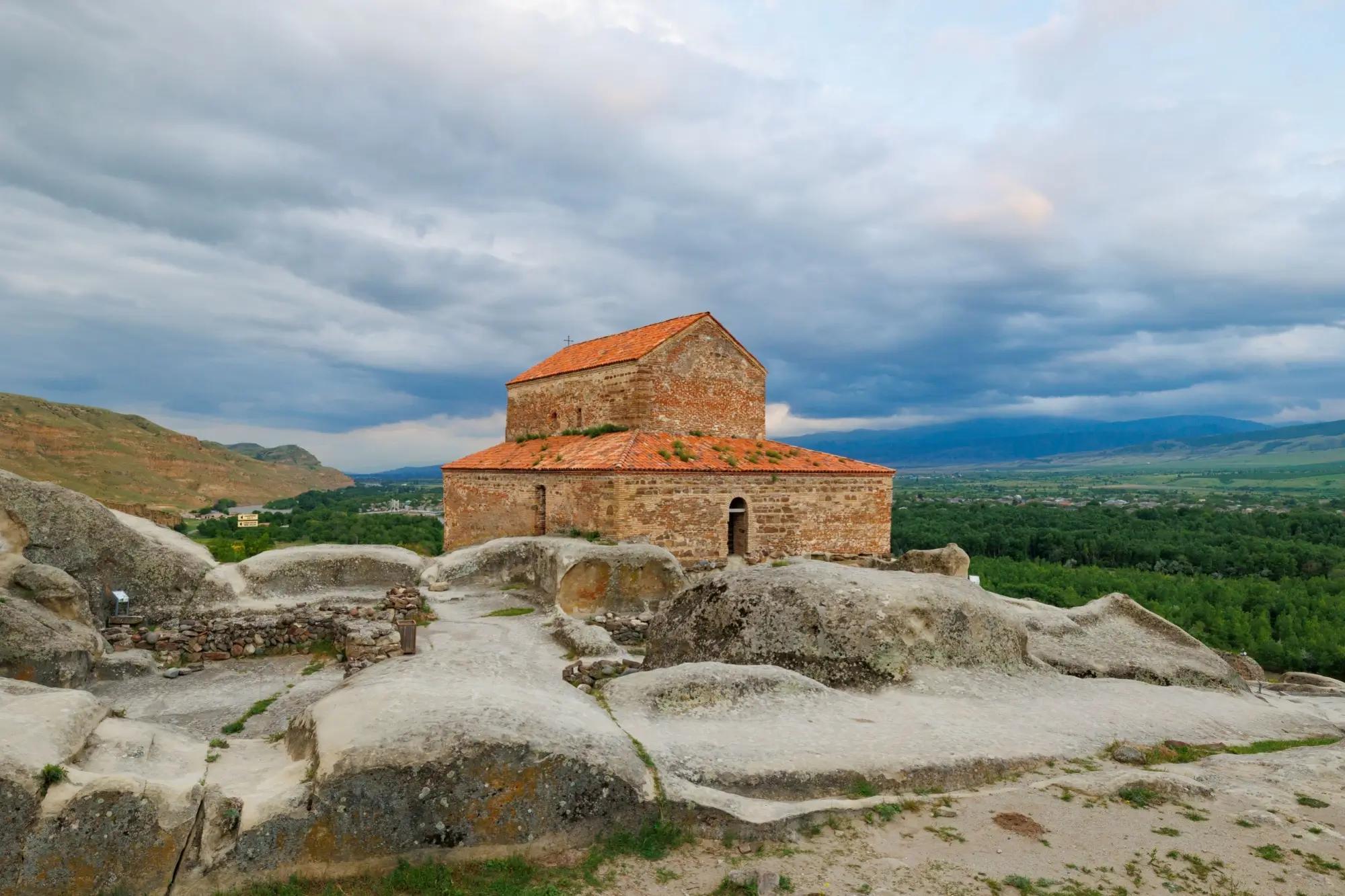 Starodávný gruzínský kostel v horách