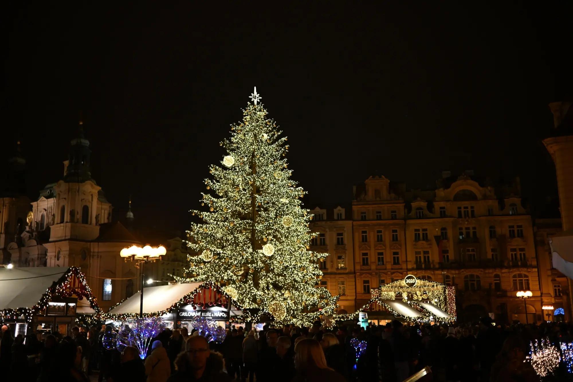 Rozsvícení stromečku na Staroměstském náměstí v Praze přilákalo tisíce diváků. Zdroj: shuttrestock.com