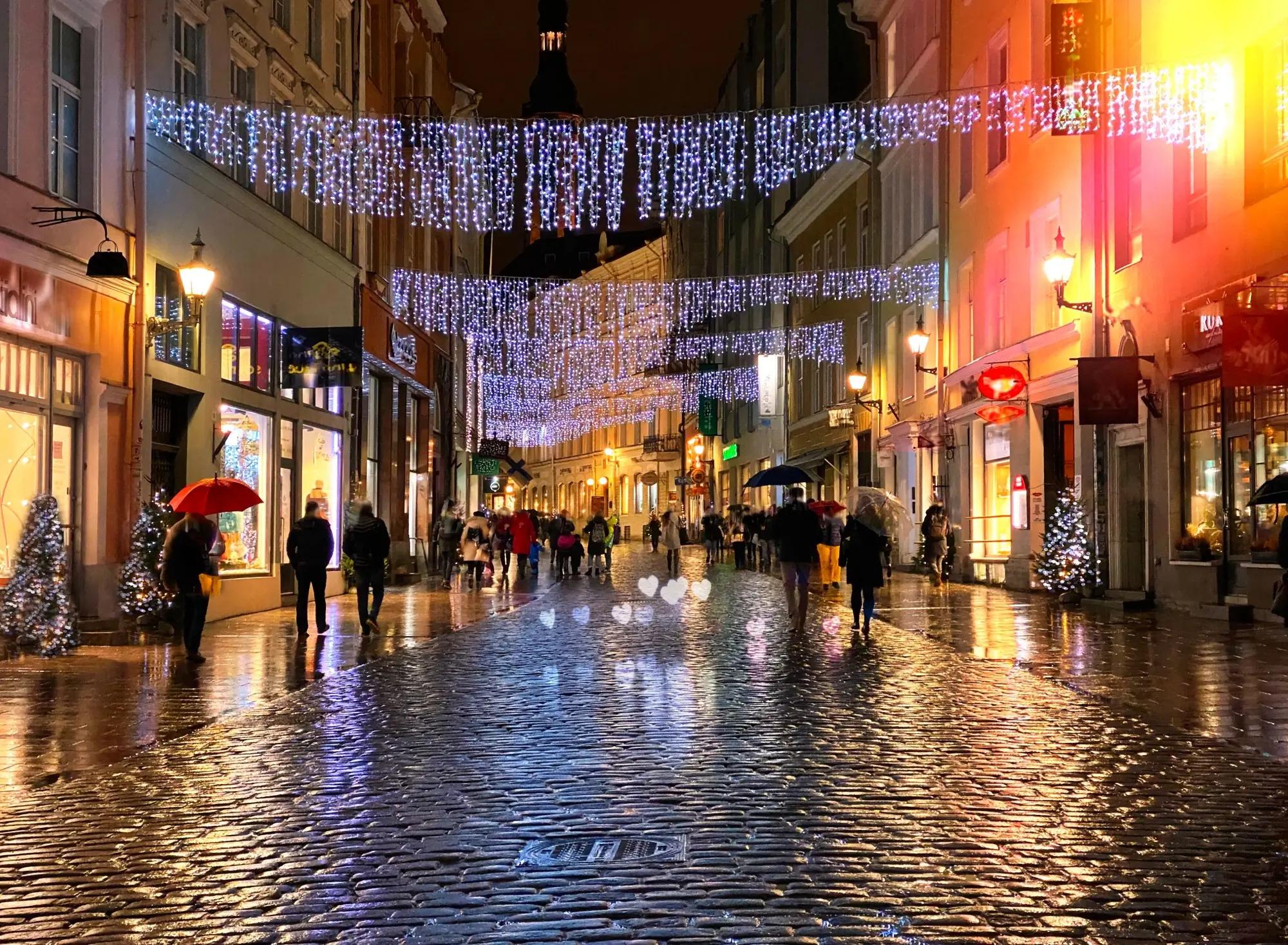 Vánočně vyzdobené město v deštivém počasí