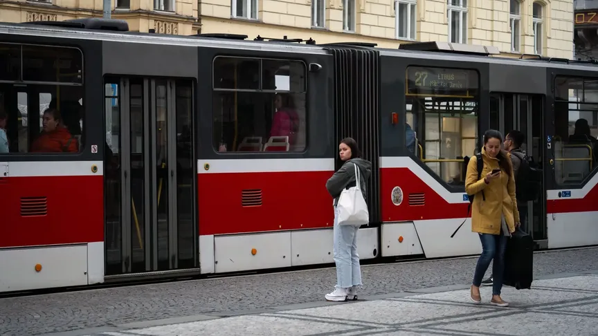 Lidé na zastávce a tramvaj