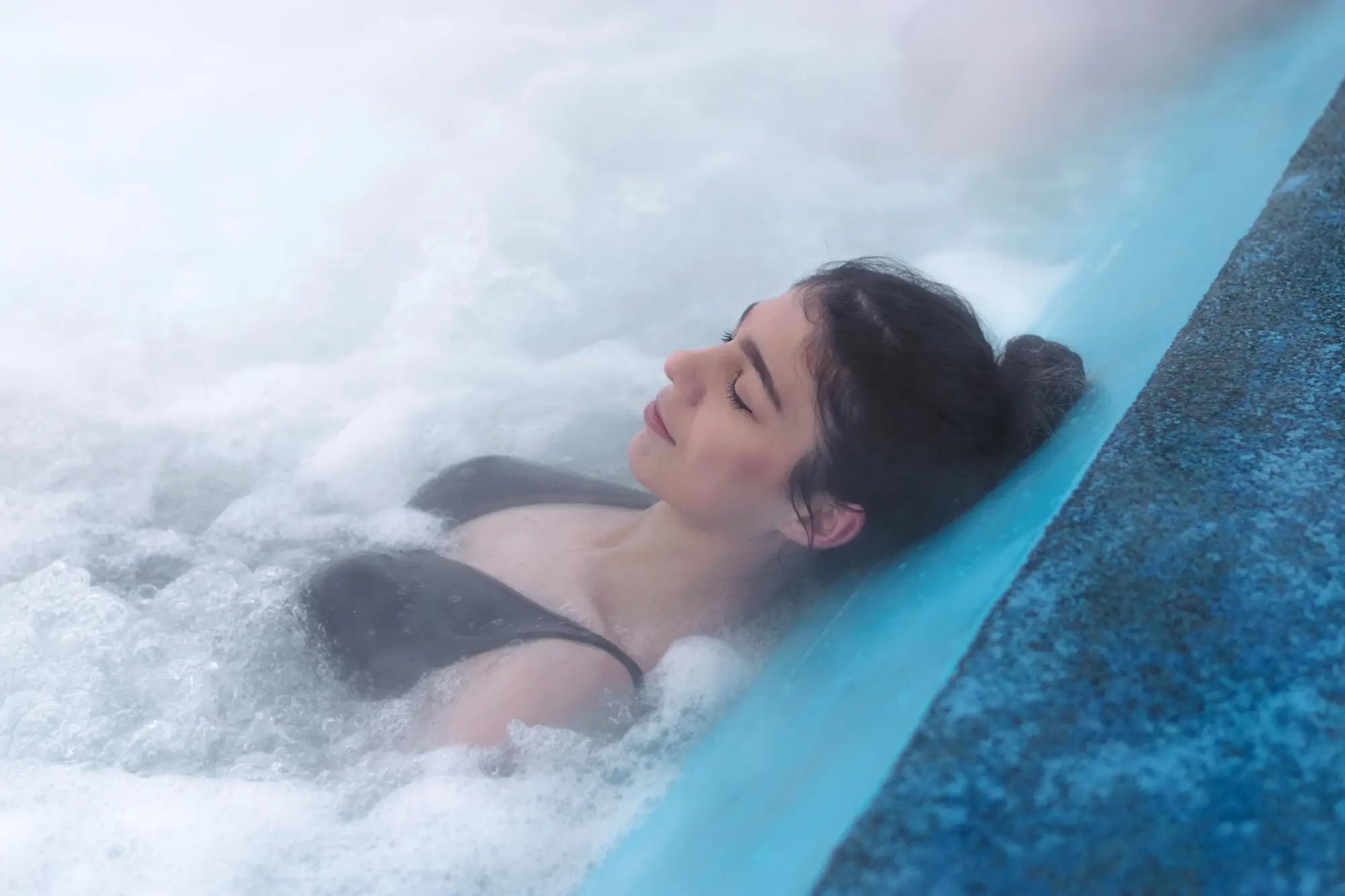 Žena relaxuje v perličkové lázni