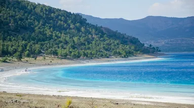 Jezero Salda připomíná turecké Maledivy.