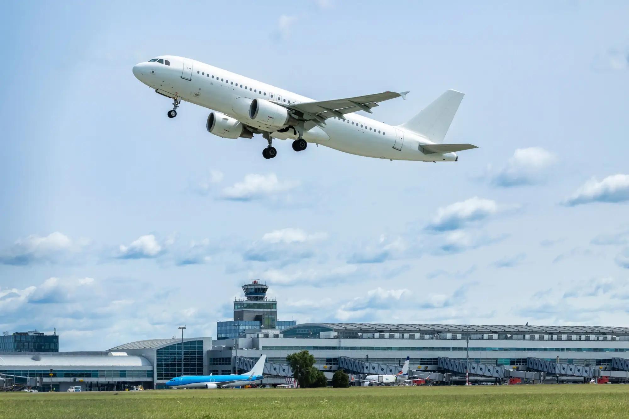 Startující letadlo na pražském letišti