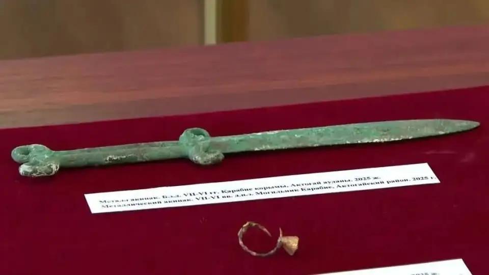 Bronzový meč a železná náušnice z mohylového hrobu Kurgan 1