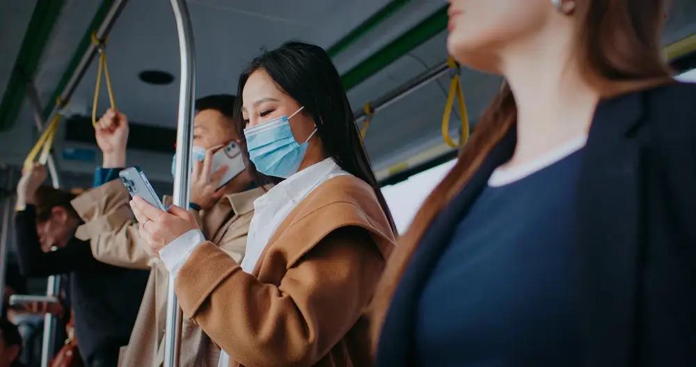 I když si s rouškou v MHD můžete připadat nepatřičně, je to účinná prevence.