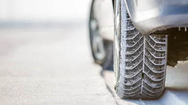 Jízda na zimních pneumatikách během léta vás může přijít draho.