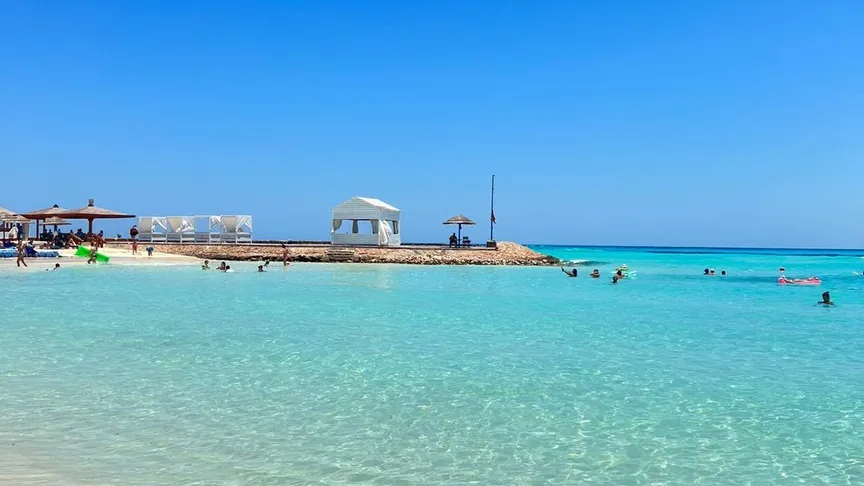 Reklama lákala na levný last minute do Egypta. Jaký šok čekal na cestovatele v Marsa Matrouh?
