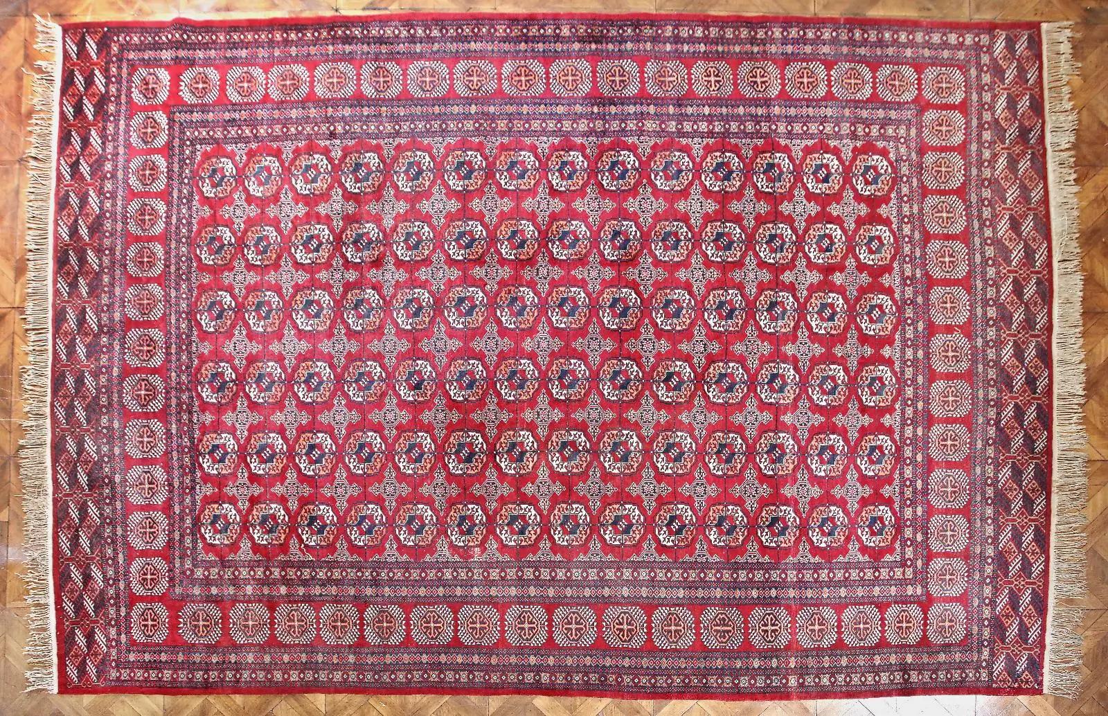 Orientální koberec z Pákistánu z roku 1960.