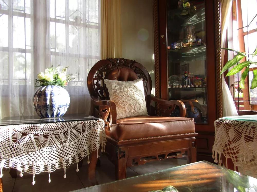 pletený ubrus ve stylovém obývacím pokoji