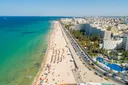 Panoramatický pohled na moře, pláž a část města, ve kterém se nachází spoustu hotelů.