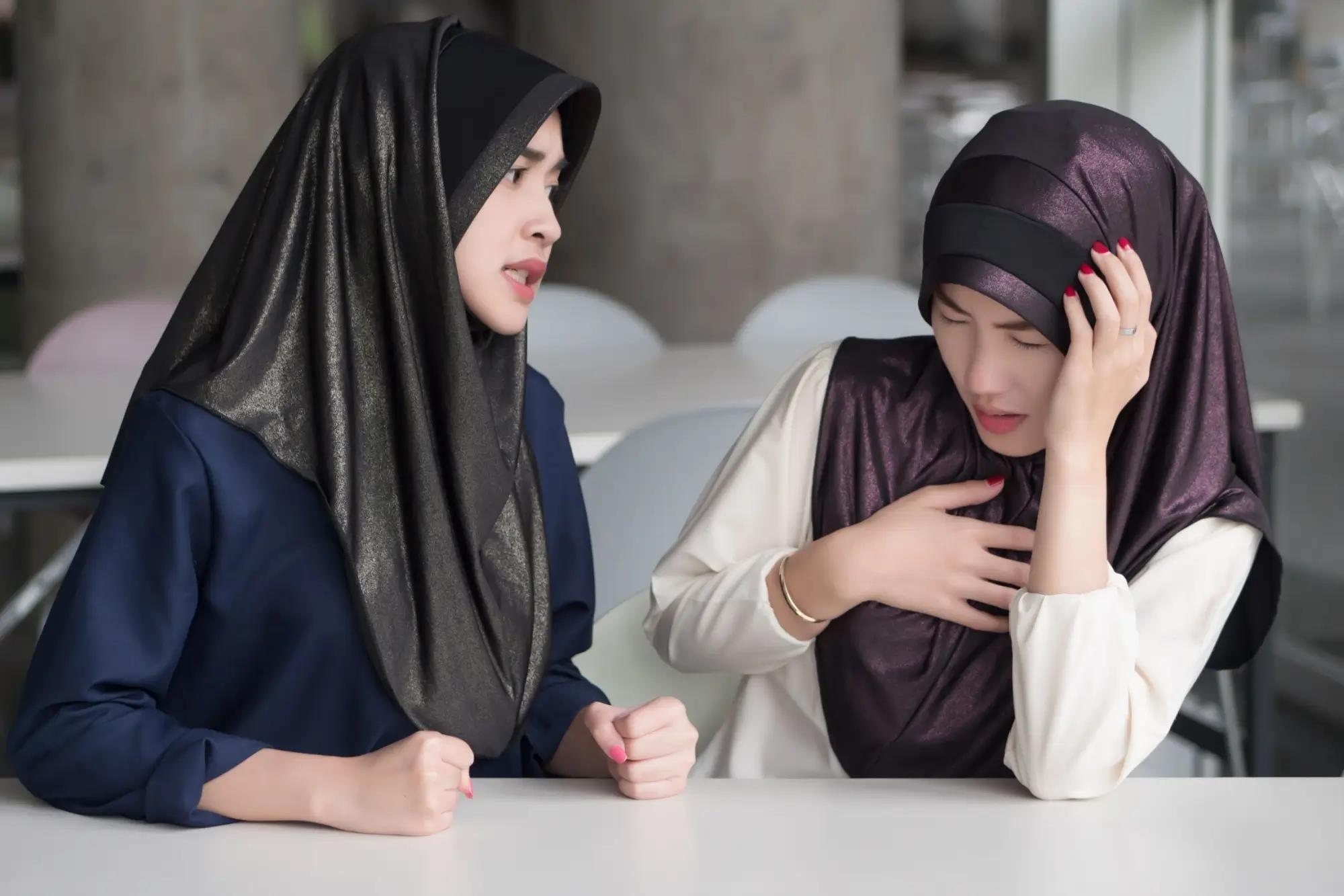 dvě muslimské ženy se hádají