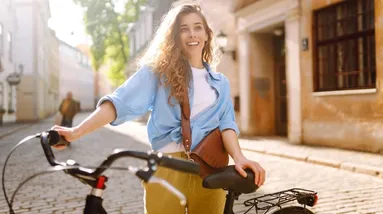 Žena si užívá jízdu na kole
