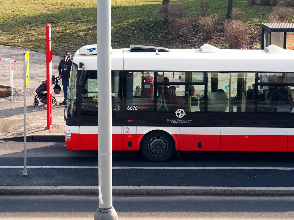 Autobus s oranžovou tabulkou nesmíte předjíždět.