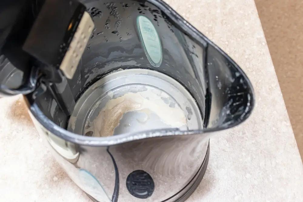 Špinavá rychlovarná konvice