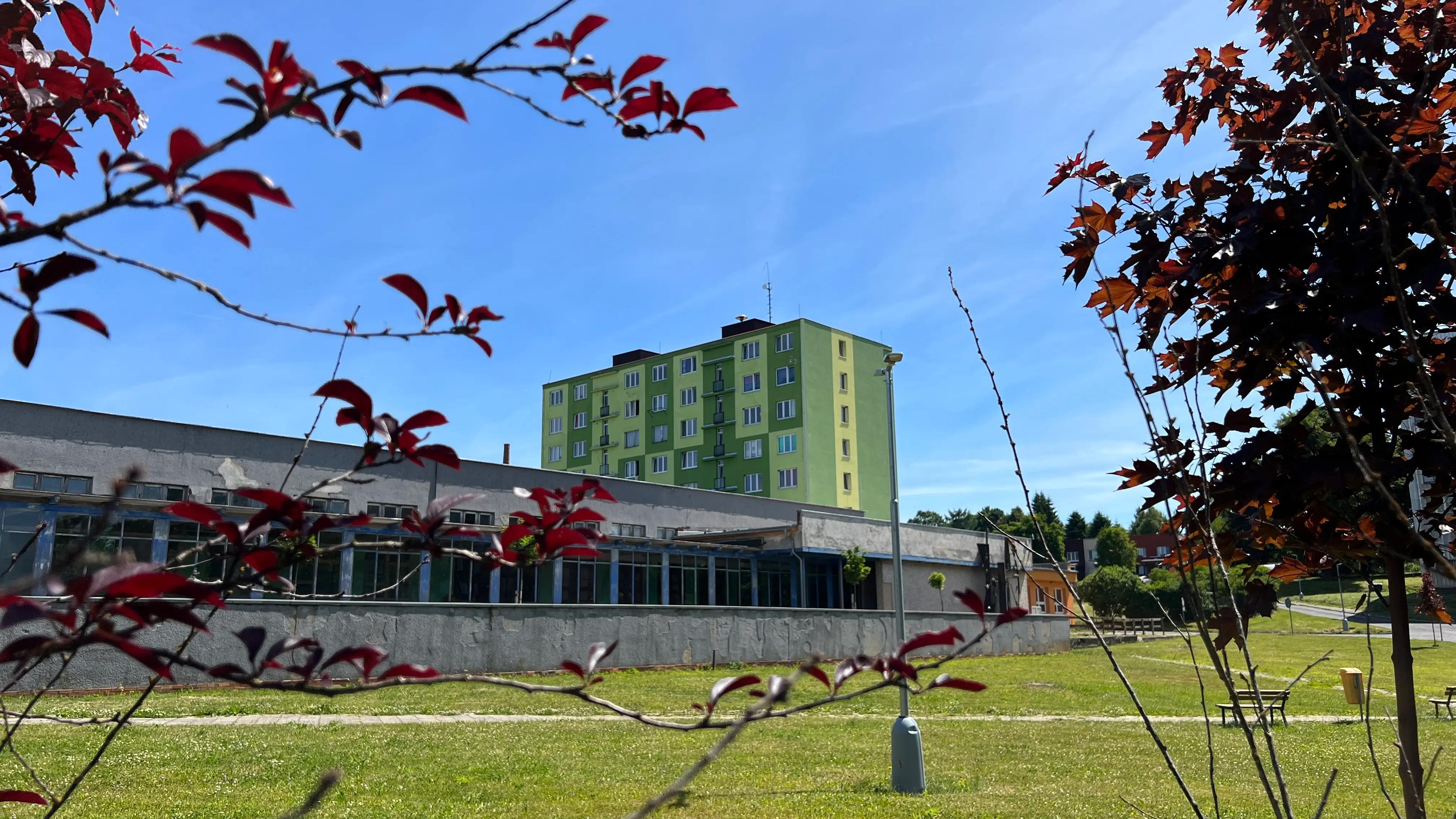 Paneláky v obci Rovná