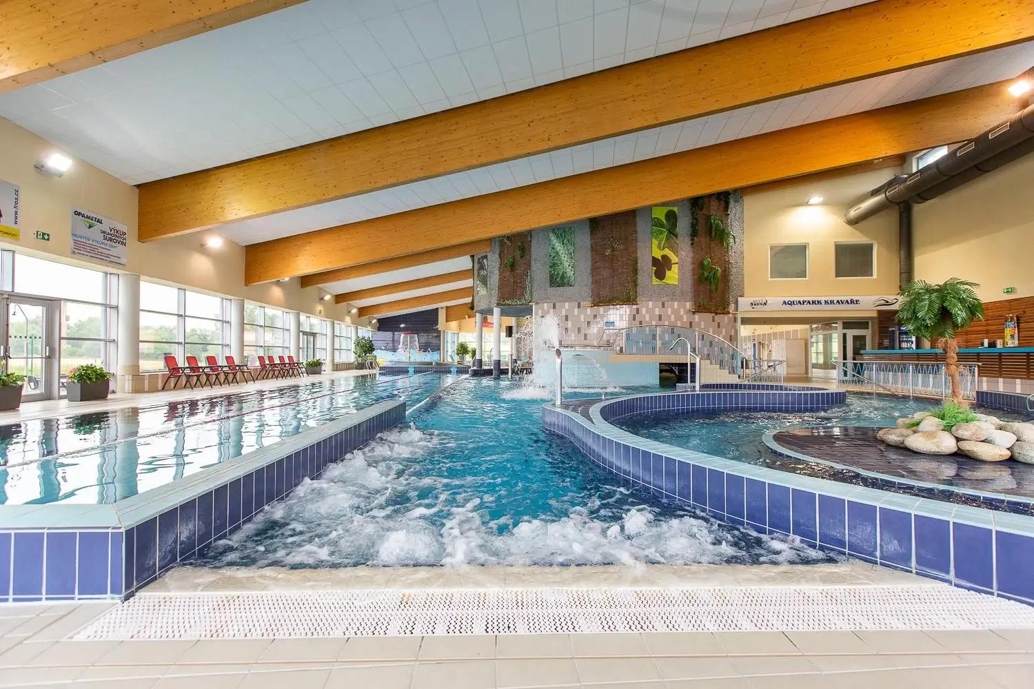 Aquapark Kravaře s bazény a divokou řekou. Prostor vypadá čistě a poměrně moderně.